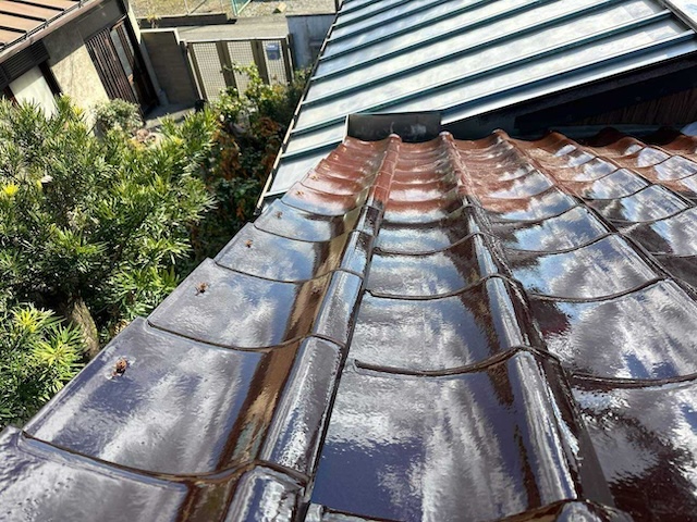 西区にて雨漏りが発生した住宅の反面葺き替え・新規屋根材を設置し施工を完了していく様子